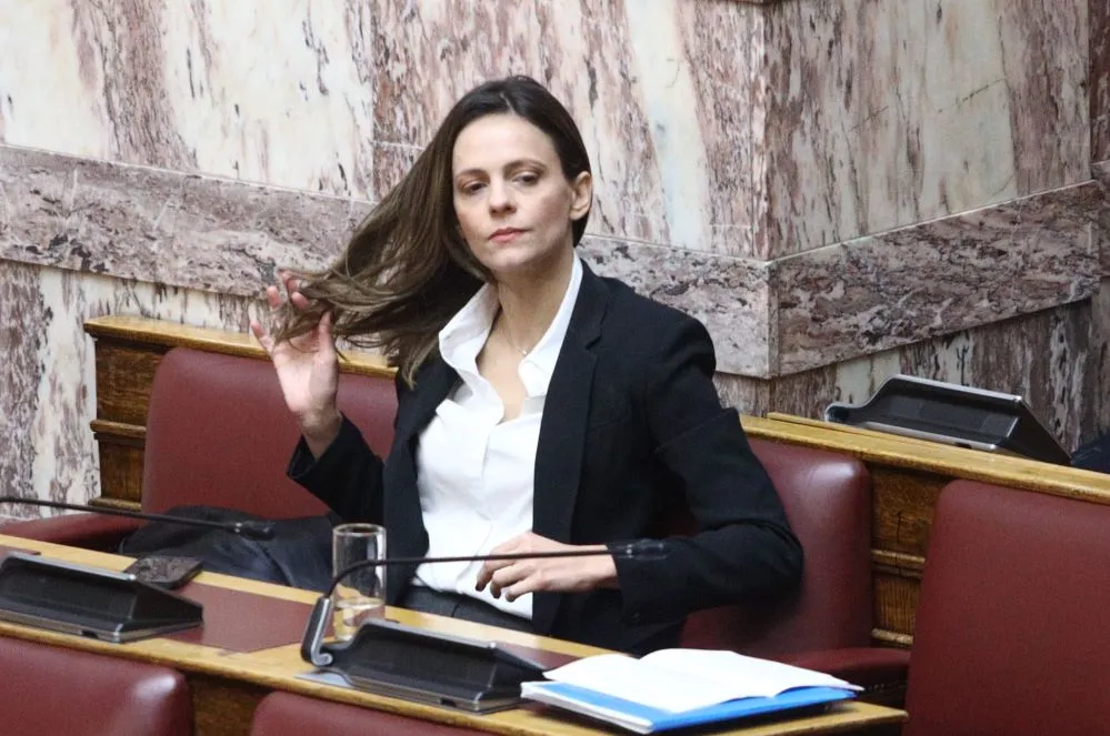 Η Έφη Αχτσιόγλου εγγράφηκε στην ΕΛΑΣ κατά τη διάρκεια συνέντευξης