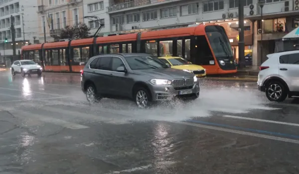 Η βροχή επιβαρύνει τον Κηφισό και προκαλεί καθυστερήσεις στην Αττική Οδό