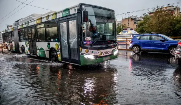 Κυκλοφοριακές ρυθμίσεις λόγω κακοκαιρίας σε Μέγαρα, Πικέρμι και Πειραιά
