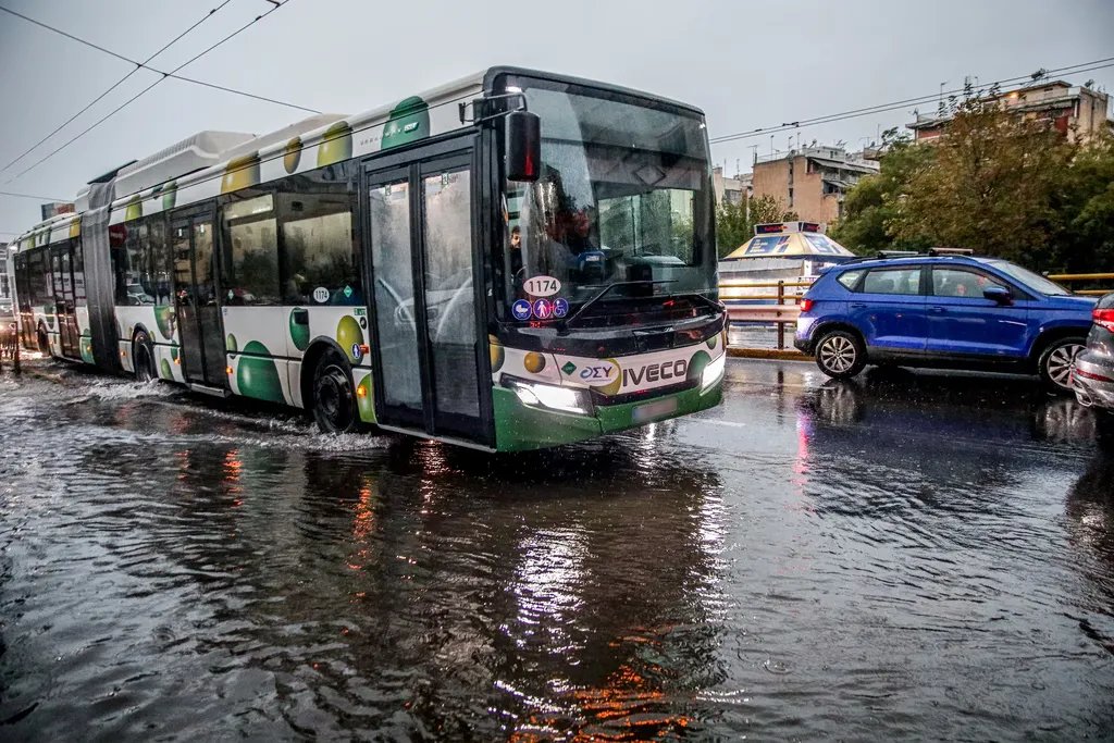 Κυκλοφοριακές ρυθμίσεις λόγω κακοκαιρίας σε Μέγαρα, Πικέρμι και Πειραιά
