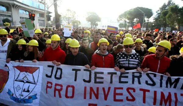 Χιλιάδες μαθητές και φοιτητές διαδηλώνουν για τέταρτη ημέρα στην Αλβανία