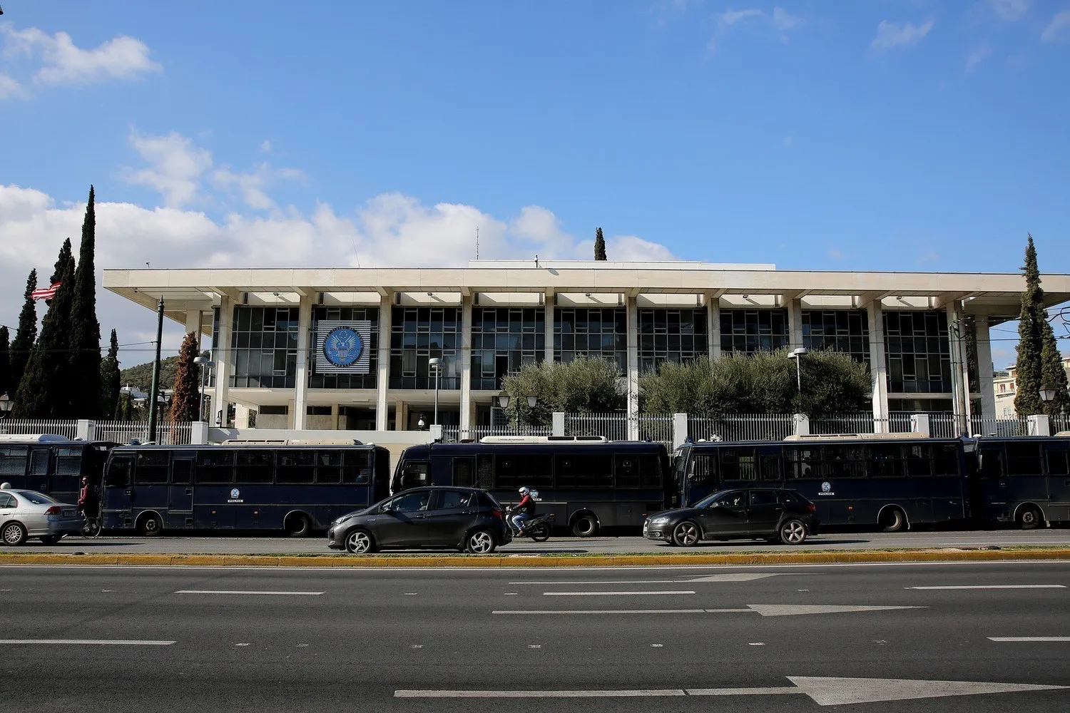 Η ΕΛ.ΑΣ. απαγορεύει τις συγκεντρώσεις γύρω από την αμερικανική πρεσβεία έως την Πέμπτη