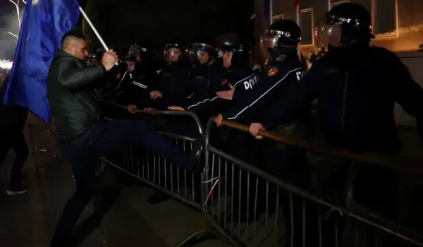 Συγκρούσεις στα Τίρανα και δεκάδες συλλήψεις – Εκκλήσεις για αποκλιμάκωση