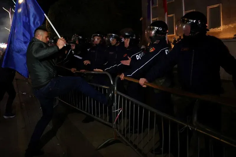 Συγκρούσεις στα Τίρανα και δεκάδες συλλήψεις – Εκκλήσεις για αποκλιμάκωση