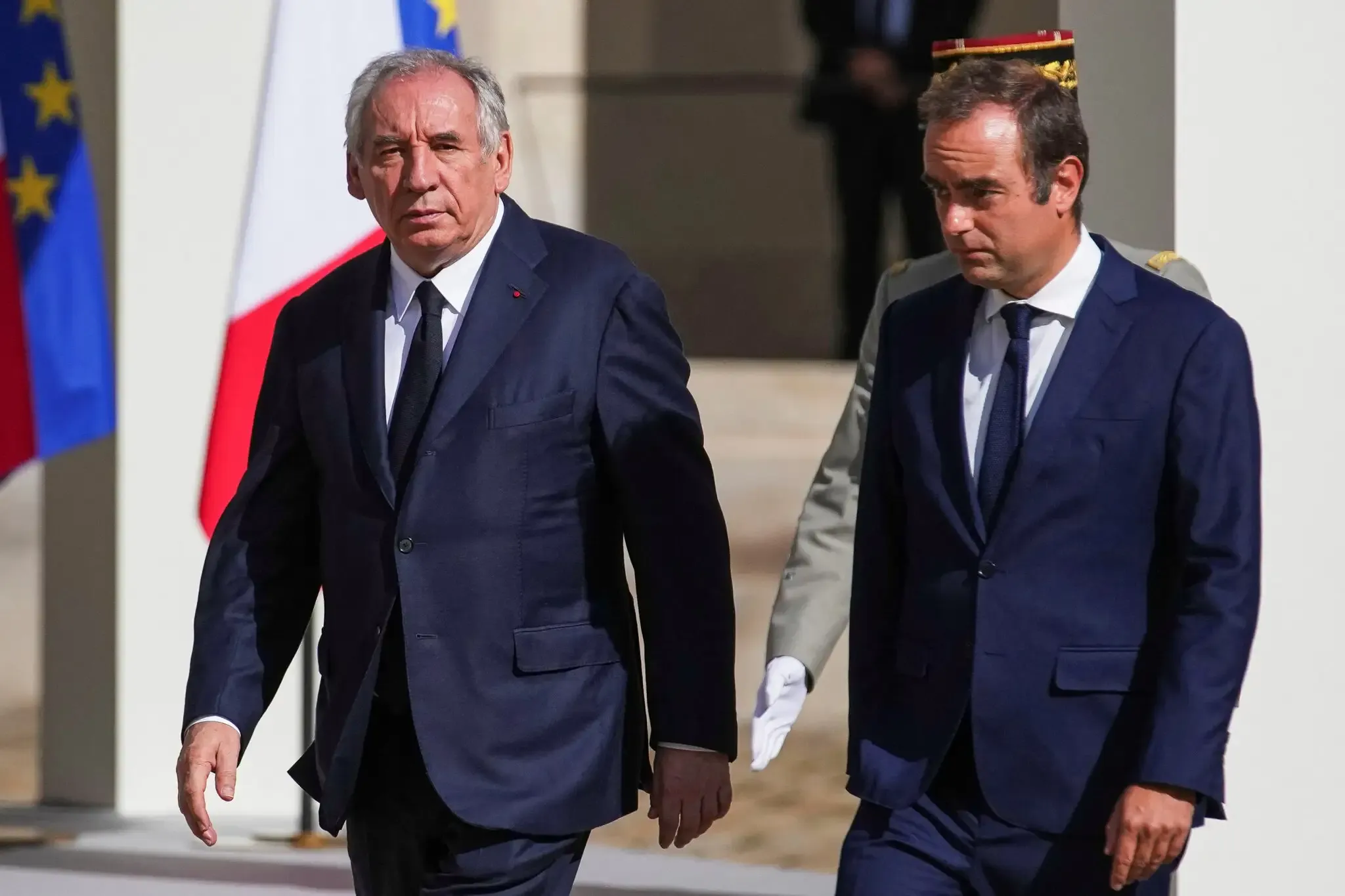 Ο Λεκορνί υπερασπίζεται την αστυνομία, ενώ αναστέλλεται η χρήση χειροβομβίδων κρότου-λάμψης