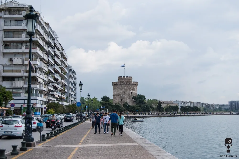 Αποκλεισμός τμήματος της λεωφόρου Νίκης μετά την πτώση σοβάδων