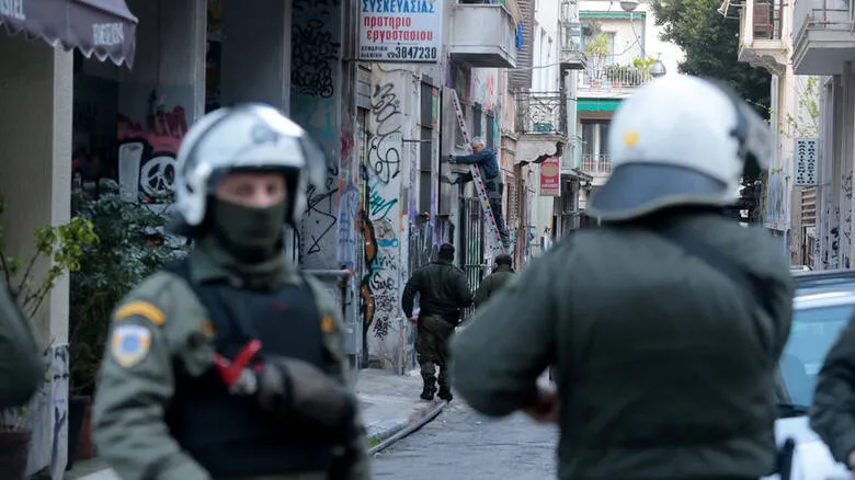 Έλεγχος για ύποπτη τσάντα διακόπτει την κυκλοφορία στα Εξάρχεια