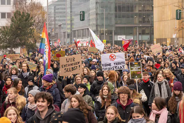 Το Gen Z regelt καλεί σε διαδηλώσεις σε 34 πόλεις της Γερμανίας