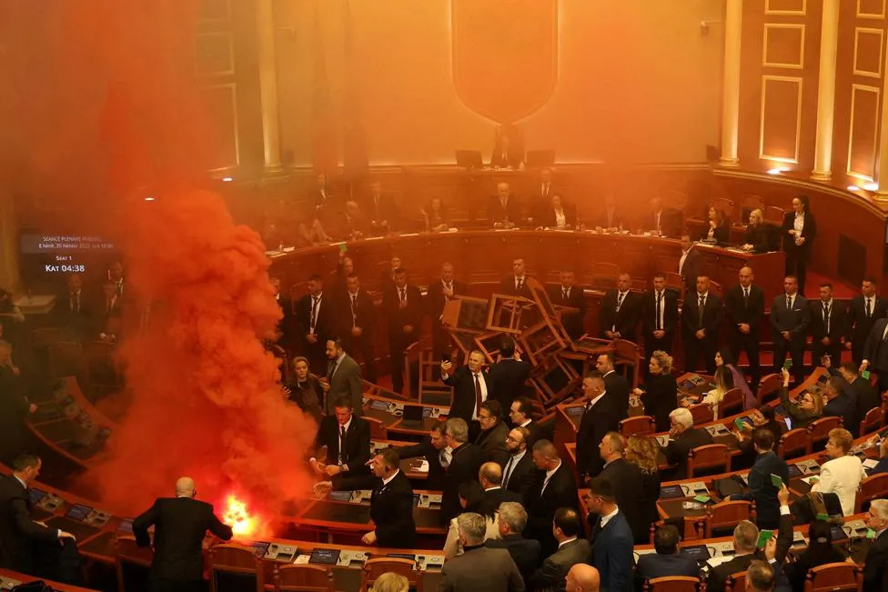 Βουλευτές της αντιπολίτευσης επιχείρησαν να διακόψουν ψηφοφορία στη Βουλή της Αλβανίας