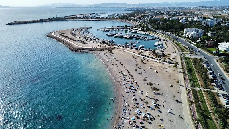 Δύο επιβαίνοντες βγήκαν σώοι από αυτοκίνητο που έπεσε στη θάλασσα στη Γλυφάδα