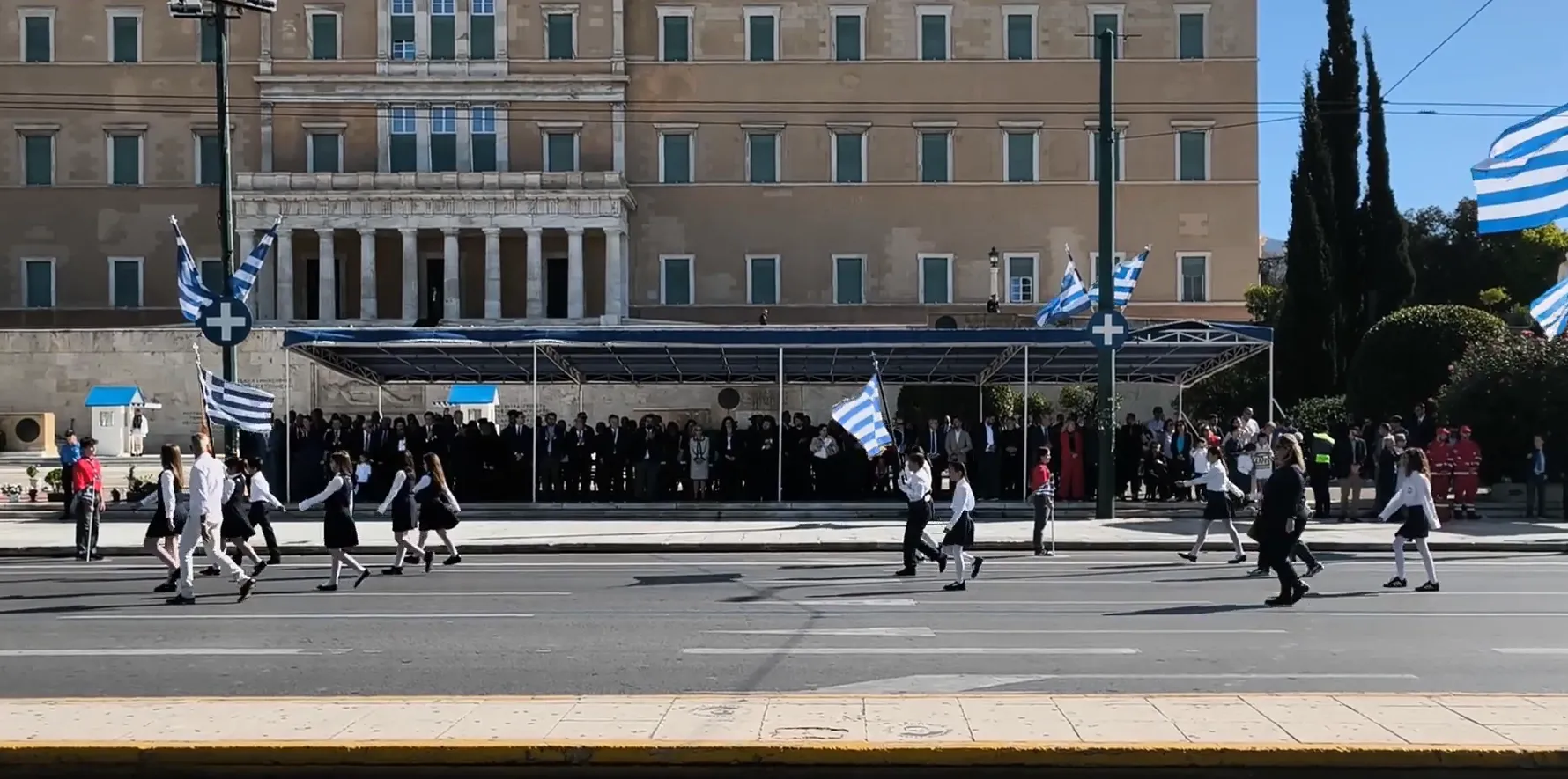 Στη μαθητική παρέλαση της Αθήνας συμμετείχαν 128 σχολεία Πρωτοβάθμιας και 95 Δευτεροβάθμιας