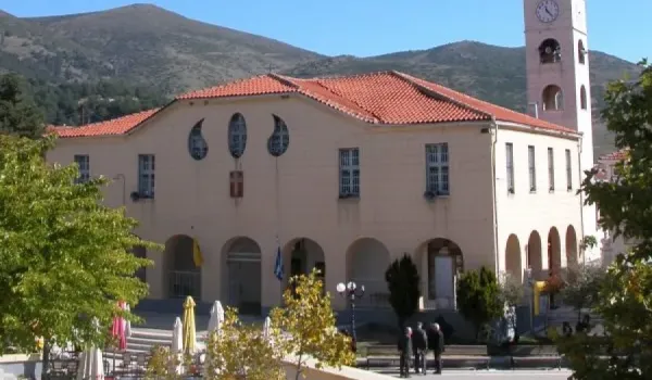 Πυρκαγιά σε χαμηλή βλάστηση στη Δεσκάτη με εναέρια συνδρομή