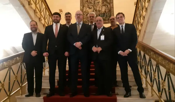 Μάντζος ζητά απαντήσεις για τις αποκαλύψεις γύρω από τη Γκιλφόιλ και τις συμφωνίες με τις ΗΠΑ