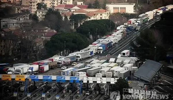 Η απεργία για τα καύσιμα διαταράσσει τον ανεφοδιασμό στη νότια Ιταλία