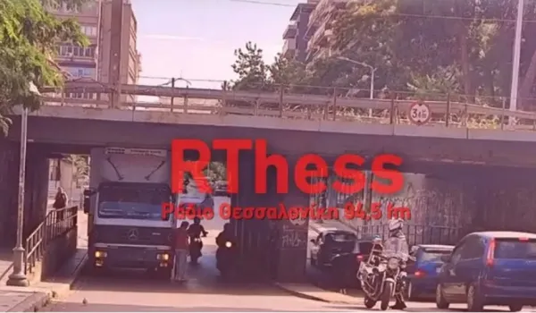 Φορτηγάκι που μεταφερόταν σε όχημα οδικής βοήθειας σφήνωσε στη γέφυρα Αγίων Πάντων
