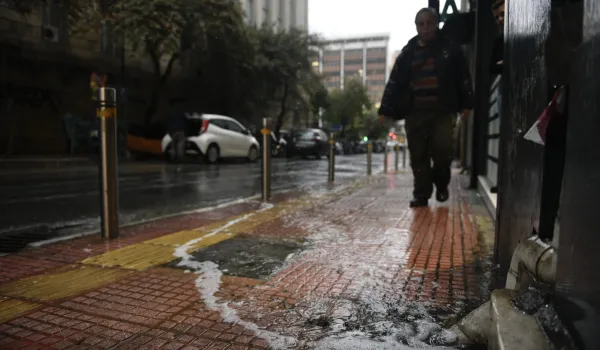 Η βροχή έφερε μεγάλες καθυστερήσεις σε Κηφισό και Παραλιακή