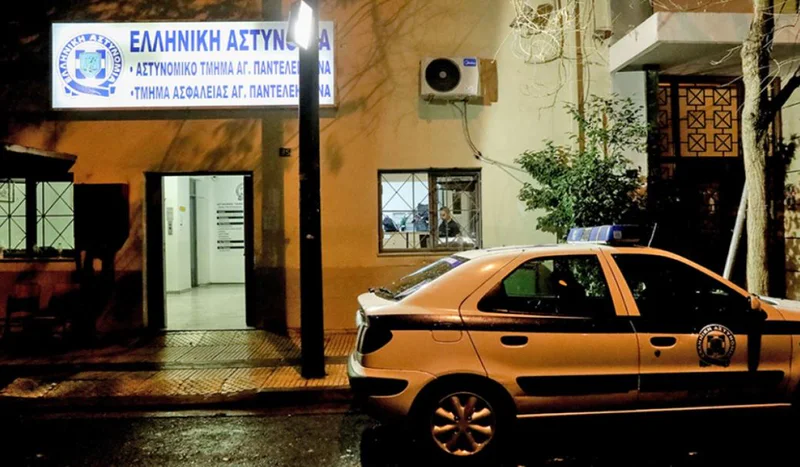Οργή και αγανάκτηση για τον θάνατο μετανάστη μέσα στο αστυνομικό τμήμα Αγίου Παντελεήμονα