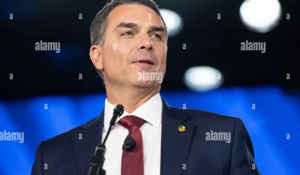 Ο Φλάβιο Μπολσονάρου λέει ότι του απαγορεύτηκε να φύγει από τη Βραζιλία