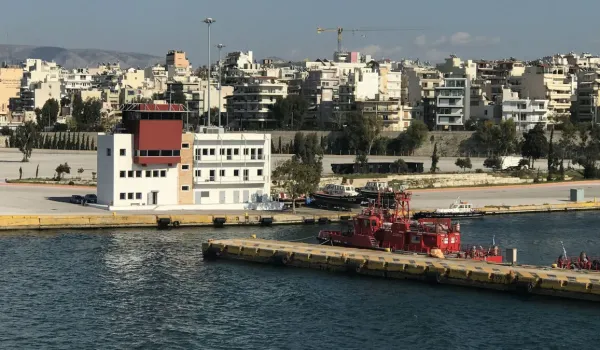 Η ΔΝΕ καταγράφει αναμονές έως 8,5 ώρες για πλοηγήσεις στον Πειραιά