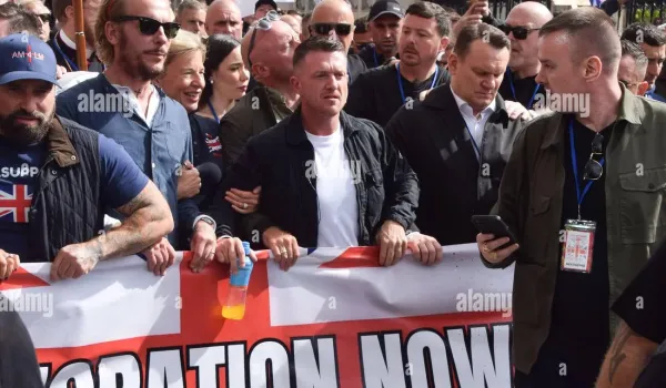 Άρχισε στο Λονδίνο η δίκη του Τόμι Ρόμπινσον για παρενόχληση δύο δημοσιογράφων