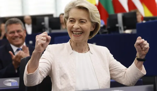 Φον ντερ Λάιεν: Στήριξη στην πρόταση Ζελένσκι για εκεχειρία και νέα χρηματοδότηση για όπλα