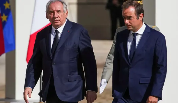 Ο Λεκορνί υπερασπίζεται την αστυνομία, ενώ αναστέλλεται η χρήση χειροβομβίδων κρότου-λάμψης