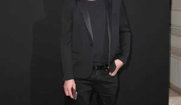 Ο Anthony Vaccarello αποχωρεί από τη δημιουργική διεύθυνση του Saint Laurent