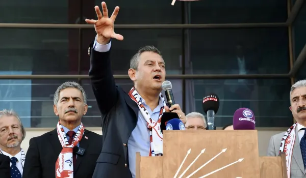 Ο Οζγκιούρ Οζέλ επικρίνει την κυβέρνηση Ερντογάν για SAFE και F-35