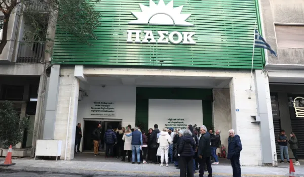 Το ΠΑΣΟΚ επαναφέρει ερωτήματα για το ΦΕΚ και το πτυχίο του Μπεκίρη