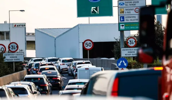 Σύγκρουση δύο οχημάτων στο Μαρούσι προκαλεί καθυστερήσεις στην Αττική Οδό