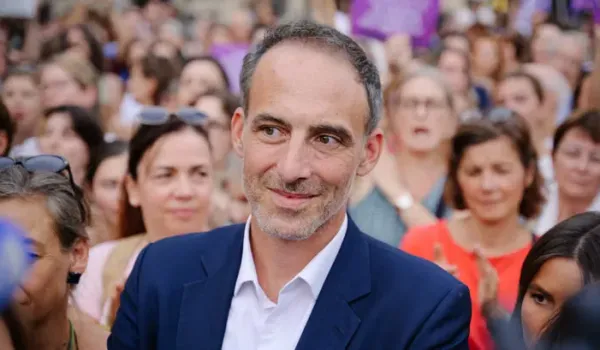 Ο Ραφαέλ Γκλικσμάν κέρδισε τις προκριματικές της γαλλικής Κεντροαριστεράς