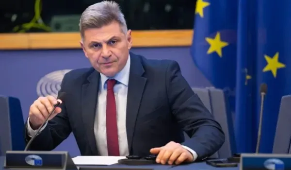 Φαραντούρης: Ζητά εγγυήσεις για την ασφάλεια και τα κυριαρχικά δικαιώματα της Ελλάδας