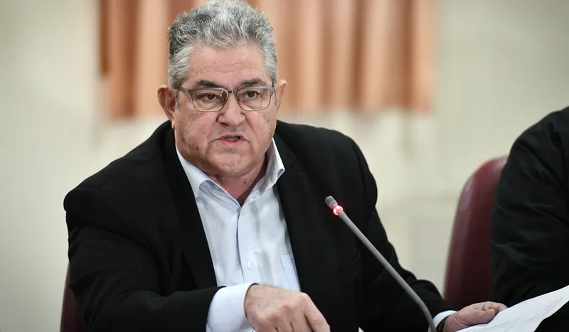 Όταν μήνυση φασίστα φτάνει στη Βουλή: τι σηματοδοτεί η νέα δίωξη για τα οικονομικά του ΚΚΕ