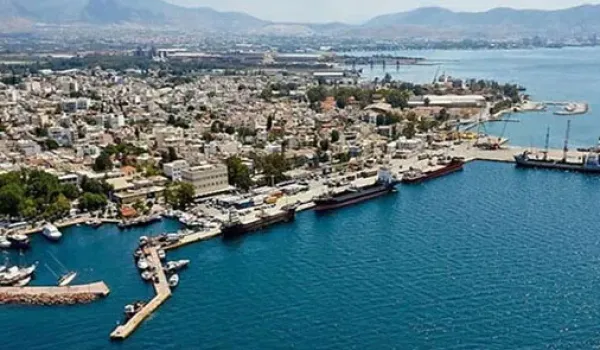 Αντιφασιστική πορεία στην Ελευσίνα μετά την επίθεση σε 32χρονο