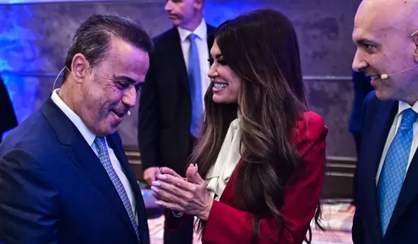 WSJ: Αναφορά σε απειλή της Γκίλφοϊλ προς Παπασταύρου – Τα κόμματα ζητούν απαντήσεις