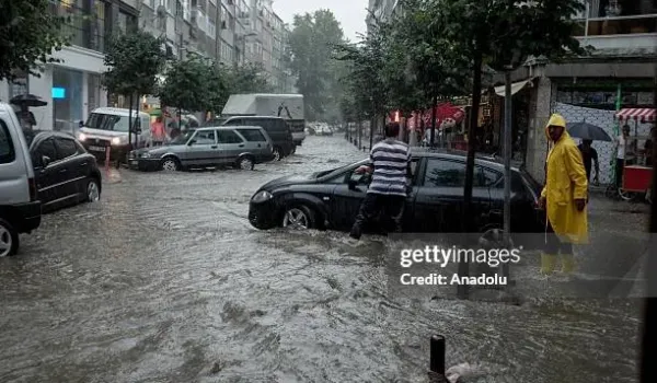 Κωνσταντινούπολη: Νεκρός 14χρονος από ηλεκτροπληξία εν μέσω πλημμυρών