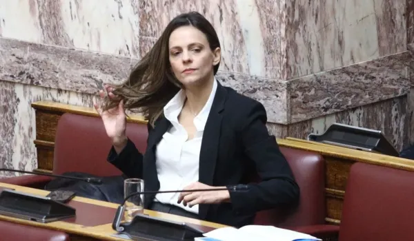 Η Έφη Αχτσιόγλου εγγράφηκε στην ΕΛΑΣ κατά τη διάρκεια συνέντευξης