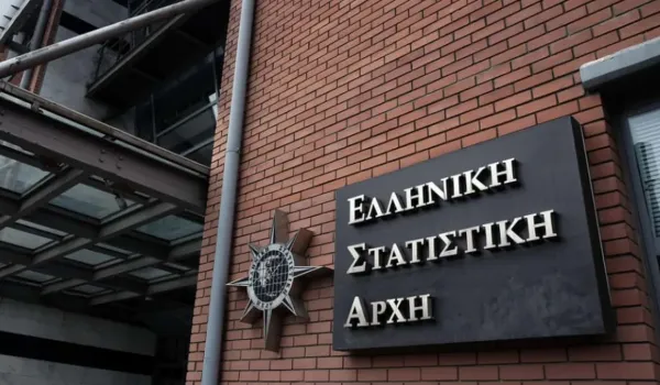 Το 33% των εργαζομένων δυσκολεύεται να συνδυάσει δουλειά και φροντίδα, σύμφωνα με την ΕΛΣΤΑΤ