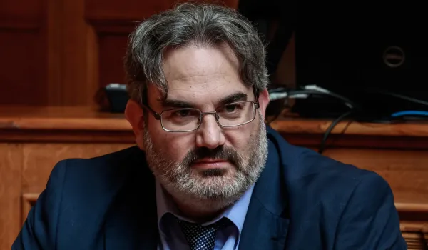 ΠΑΣΟΚ: Εξηγήσεις από την κυβέρνηση για δημοσίευμα της Wall Street Journal