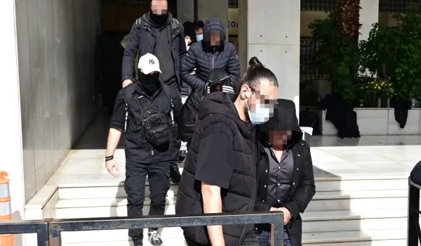 Στην Ευελπίδων οι πρώτοι δέκα κατηγορούμενοι για την υπόθεση Pizza Fan, σε αβεβαιότητα 2.500 εργαζόμενοι