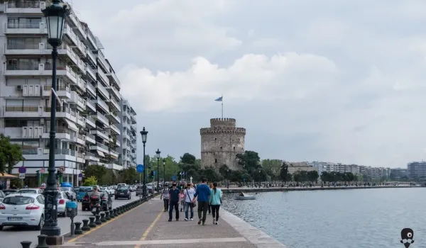 Αποκλεισμός τμήματος της λεωφόρου Νίκης μετά την πτώση σοβάδων