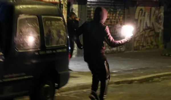 Επιθέσεις με πέτρες και μολότοφ σε διμοιρίες των ΜΑΤ στα Εξάρχεια