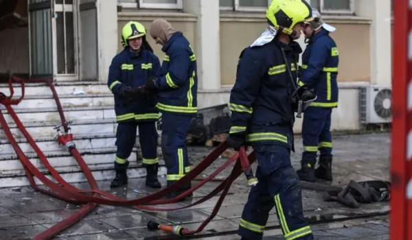 Πυρκαγιά σε κτίριο στην Κατακουζηνού – Κλειστή η Θεμιστοκλέους