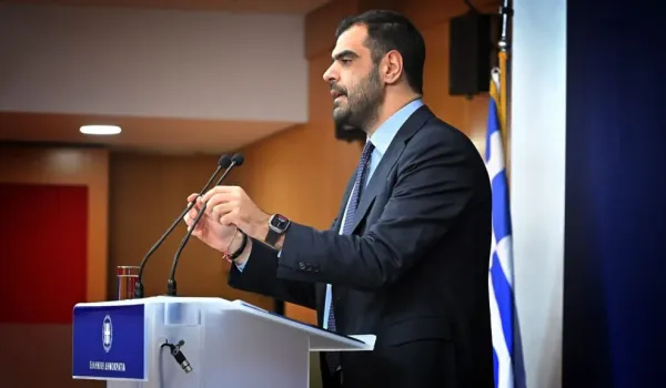 Τσουκαλάς: Προσωρινή μείωση του ΕΦΚ με βάση τα πρόσθετα έσοδα από τον ΦΠΑ