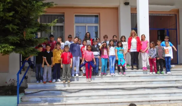 Μαθητές στους Αγίους Θεοδώρους απέδωσαν τον εθνικό ύμνο στη νοηματική