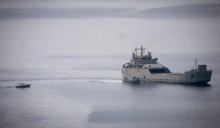 Το ισραηλινό αρματαγωγό INS Nahshon, το οποίο έπιασε ελληνικό λιμάνι μετά την επιχείρηση απαγωγής 180 ακτιβιστών και τους παρέδωσε στις ελληνικές αρχές